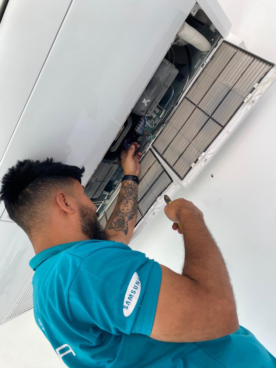 técnico instalando ar-condicionado
